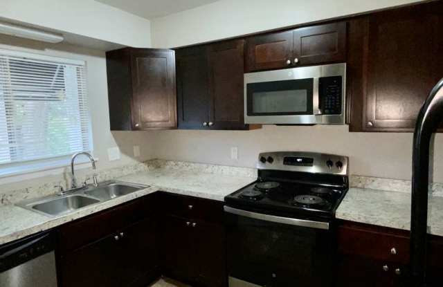 Spacious 2-story 2 BR/1.5BA Avalon Condo Near Airport Gallery 3