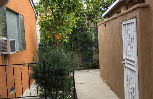 5832 1/2 Camerford Ave. Gallery 4