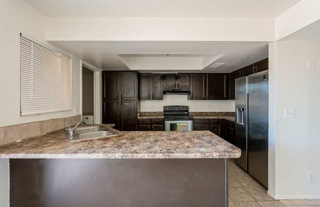 3 bedroom townhome in Glendale Gallery 1