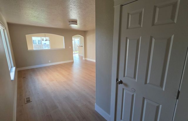 Large 4 Bedroom Home in Caldwell Gallery 3