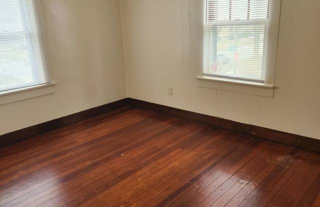 3 BR Home near Lakeside Park Gallery 3