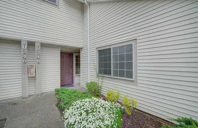 2bd/2.5ba Kirkland Townhome Gallery 3