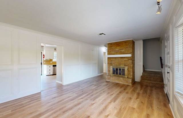 1304 Merry Oaks Dr Gallery 3