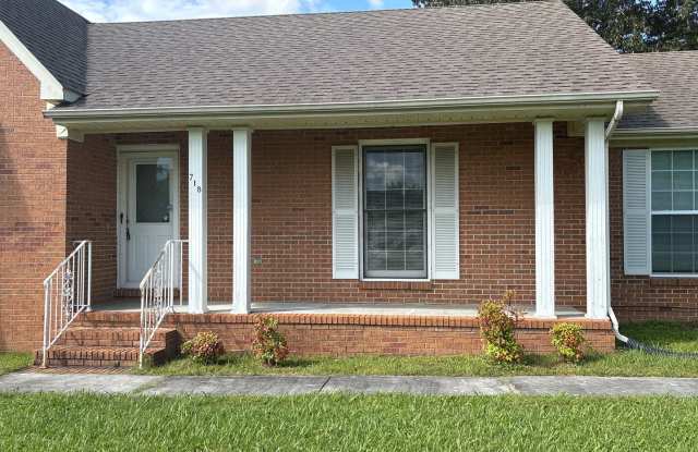 Spacious Brick Home with Fenced-In Back Yard! Gallery 3