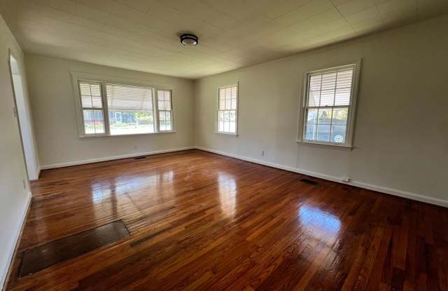Now available! 2bedroom 1 bathroom with garage Gallery 3