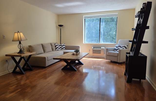 1525 E Putnam Avenue Gallery 2
