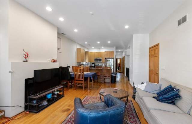 2338 N Greenview Gallery 2
