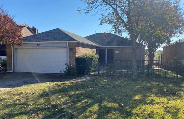 829 Country Club Place - 829 Country Club Place, Grand Prairie, TX 75052