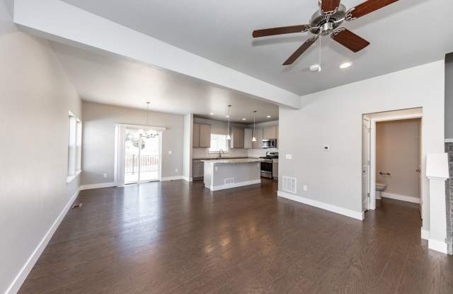 Stunning Like New 3 Bedroom Townhome Gallery 4