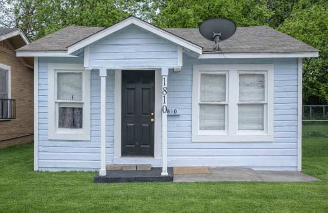 2BR/1BA  Ideal Home Near Downtown Gallery 3
