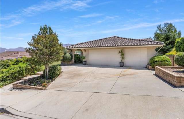 Single-Level home in Canyon Crest for rent Gallery 1