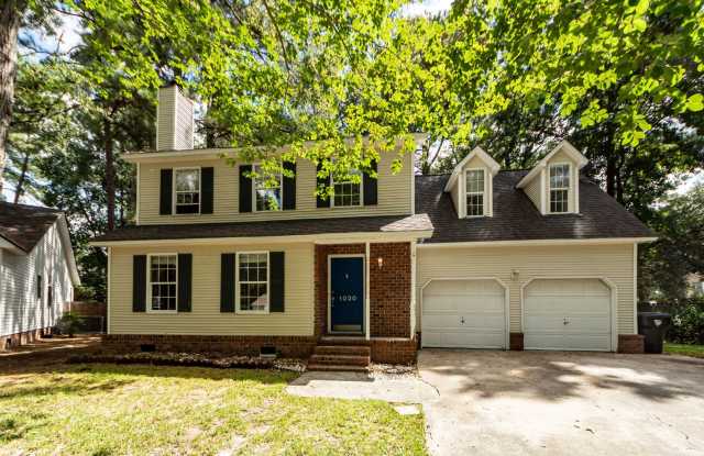 4 Bedroom, 2.5 Bathroom Home in Pine Forest - Summerville Gallery 1