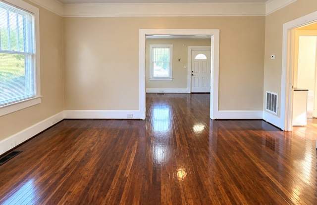 Spacious and charming 3-bedroom home located in Columbia’s established Eau Claire area! Gallery 4