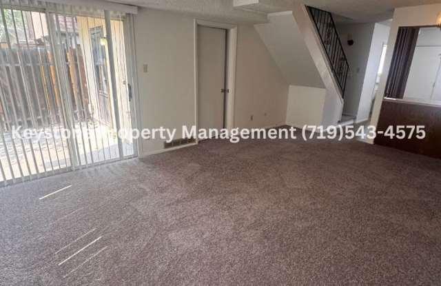 TAKE $625 OFF FIRST MONTHS RENT!! Updated Belmont Townhome with Attached Garage & Fenced Yard $1250/$1250 Gallery 4