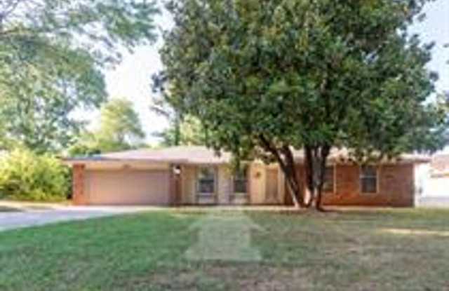 3 Bedroom, 2.5 Bathroom, 2 Car Garage Home In Ravenwood! - 1745 East Cardinal Street, Springfield, MO 65804