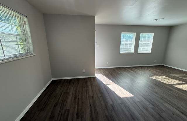 One bedroom bungalow w/ all-in-one washer/dryer photos photos