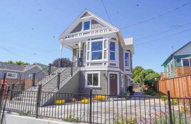 Stunning 2 Bedroom Upstairs Unit In Oakland, Bordering Emeryville! photos photos
