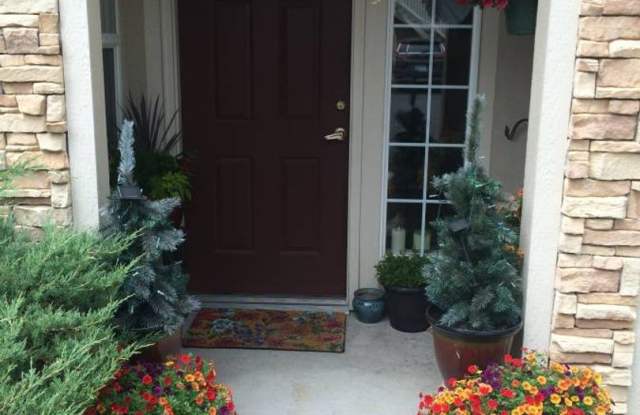 AWESOME 2-BEDROOM CONDO INCL. GARAGE, SWIMMING POOL, WASHER & DRYER! Gallery 3