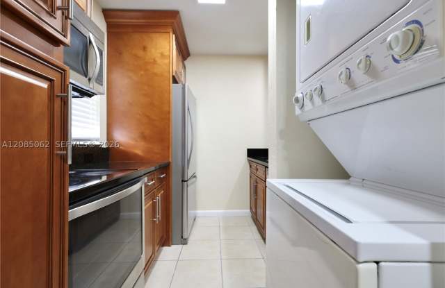 909 Twin Lakes Dr Gallery 3