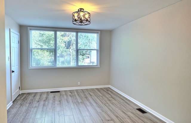 515 W 40th Place Gallery 2