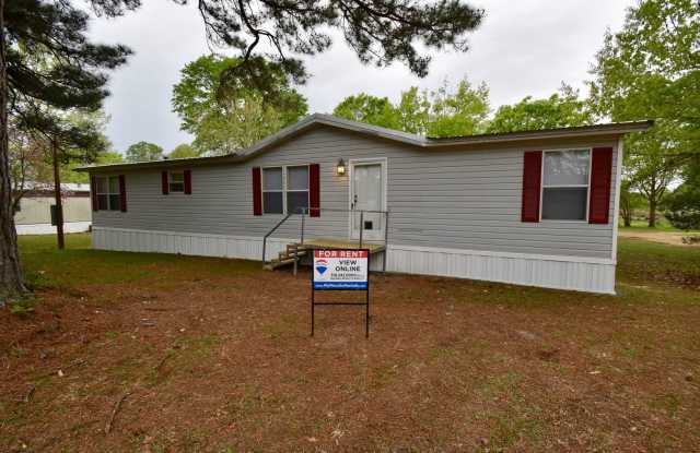 Spacious 3 Bed 2 Bath Trailer Gallery 1