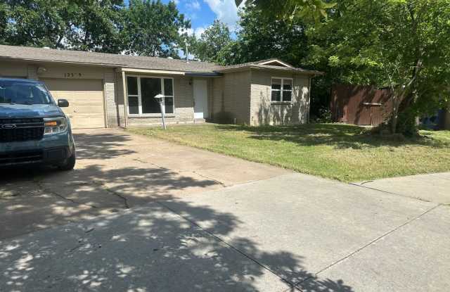 Midtown 3 Bedroom Gem! Available Mid/Late August Gallery 3