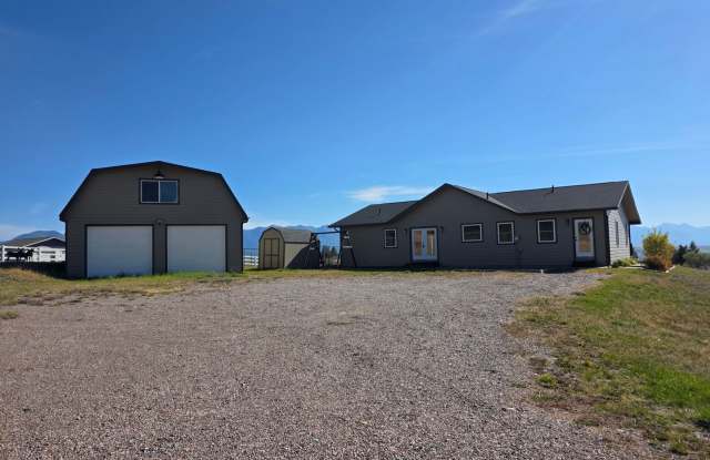 Spacious 3BDR/3BA Single Level home with a detached oversized garage/shop, complete with a kitchenette and 3/4 bath Gallery 4