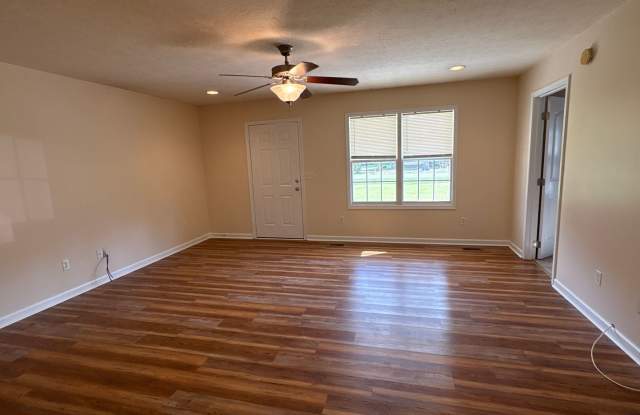 3 Bedroom Home with Large Yard! Gallery 4