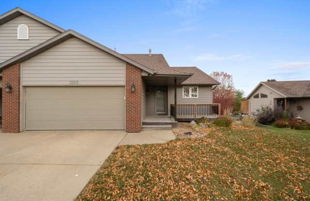 Charming Twinhome off Cliff Ave with Great Entertaining Space! - 1202 East 61st Street, Sioux Falls, SD 57108
