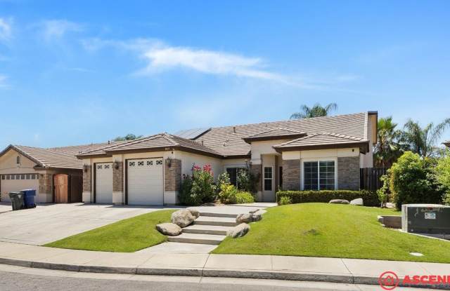 Spacious 5 Bed, 2 Bath Home in NW Bakersfield, Solar Included! Gallery 1