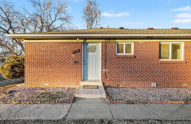 Conveniently Located 2BR with Large Yard Gallery 4