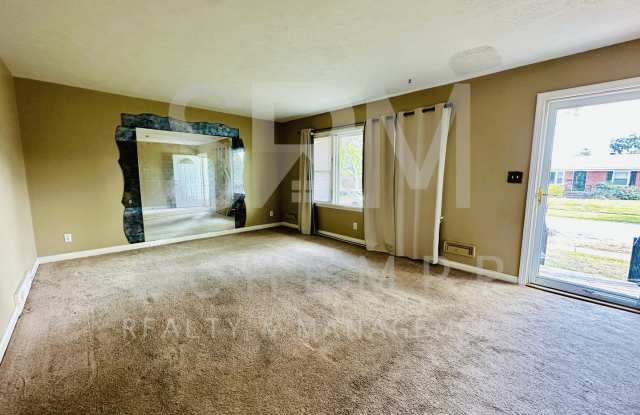 Three bedroom/2 full bath in Hikes Point with detached garage! Gallery 4