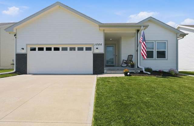 Like-New 4 Bed / 3 Bath Ranch in Hills of Cedar Creek with Finished Basement & Fenced Yard - Lewis Central Schools Gallery 1