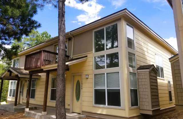 Westside 4 Bed, 2.75 Bath Townhouse w/Garage Next to NAU  CCC! Students OK! Avail. June 10th! - 1526 East Gavin Lane, Flagstaff, AZ 86001
