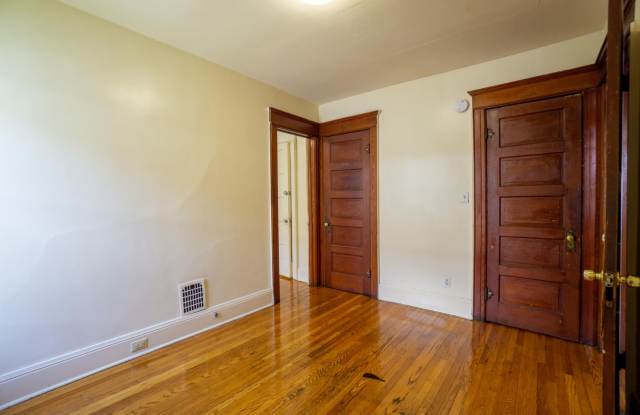 725 Livingston - Available 8/1/27 - 3 Bedroom Apartment Close to Campus Gallery 4