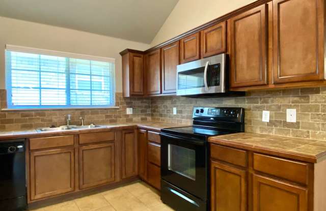 Great 4 Bed, 2 Bath Home in Mustang Schools Gallery 4
