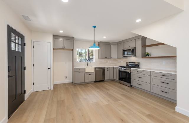 Beautiful 2 Bedroom Back House photos photos