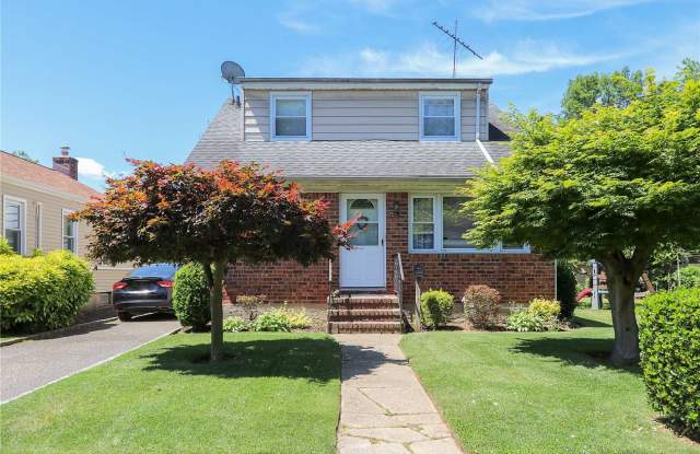 129 Gordon Avenue - 129 Gordon Avenue, Westbury, NY 11590