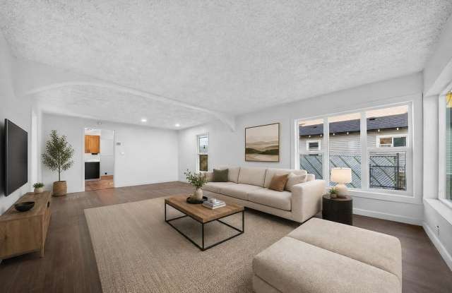 Newly Renovated 3 bedroom, 1.5 bathroom Single Family Home Available Now! Gallery 4