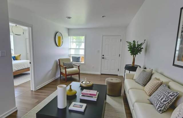 For Rent: Charming 2 Bed / 1 Bath Duplex with Backyard photos photos