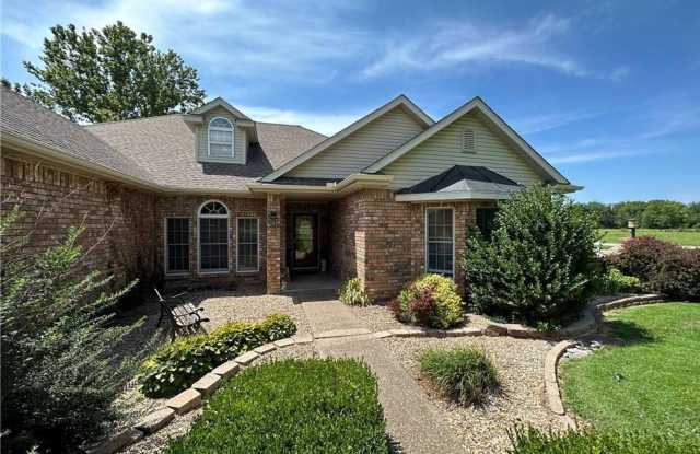 Beautiful spacious 3 bedroom home with a private setting! - 599 South Main Street, Cave Springs, AR 72718