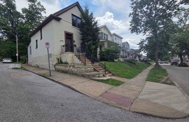 2 bed/1 bath, Single-family Home! Modern and spacious with off-street parking and a relaxing backyard photos photos