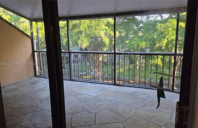 450 Commodore Dr Gallery 1