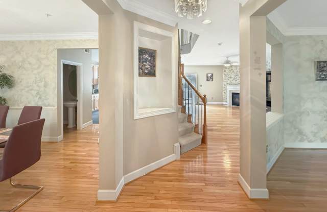 817 ROYAL Crescent Gallery 4