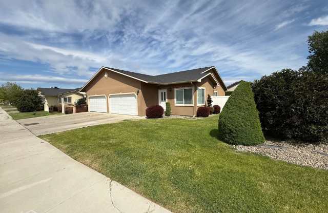 Spacious 3BR/2BA Duplex – Comfort Meets Convenience! photos photos
