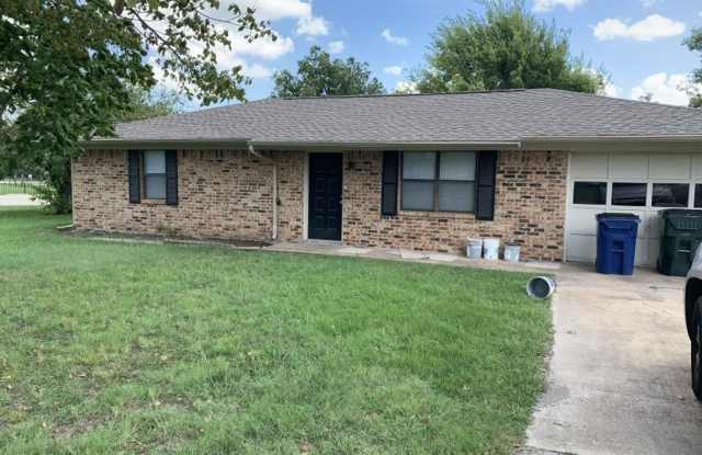 2 Bedroom/1 Bath - Walking distance to downtown Sanger - 504 North 3rd Street, Sanger, TX 76266