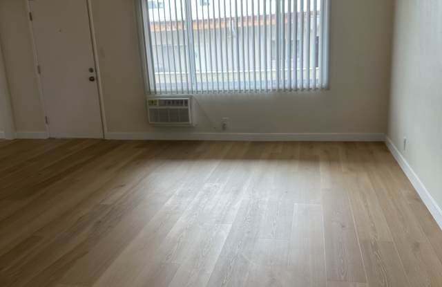 1220 Larrabee Street Gallery 1