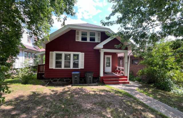 Spacious 5 Bedroom 2 Bath Single Family Home! photos photos
