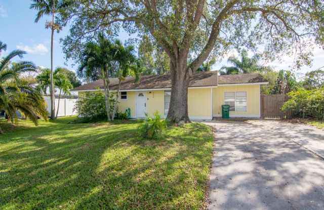 444 SE Crosspoint Dr Gallery 2