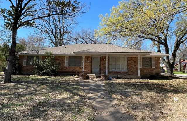 301 Woodlawn Drive - 301 Woodlawn Drive, DeSoto, TX 75115